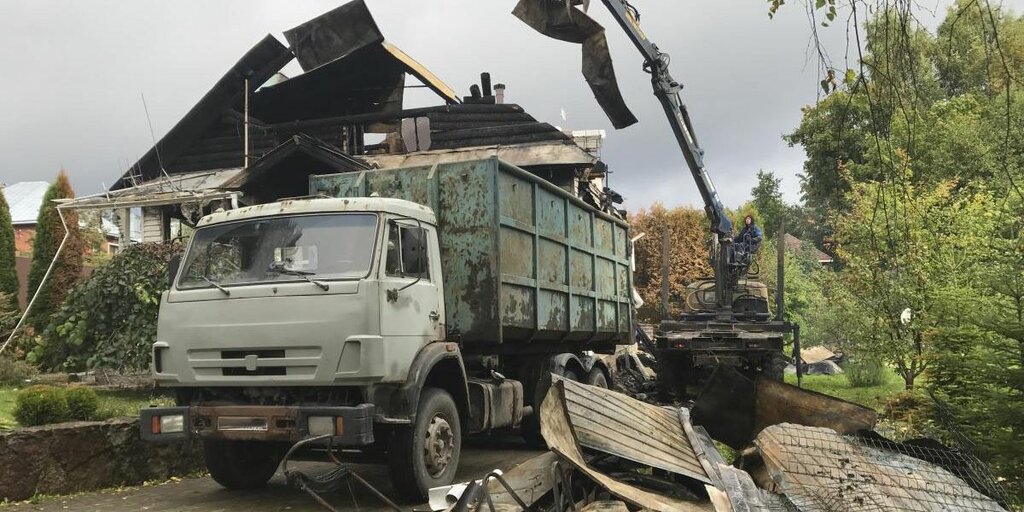Вывоз мусора после пожара с утилизацией в Пыти-Яхах в октябре