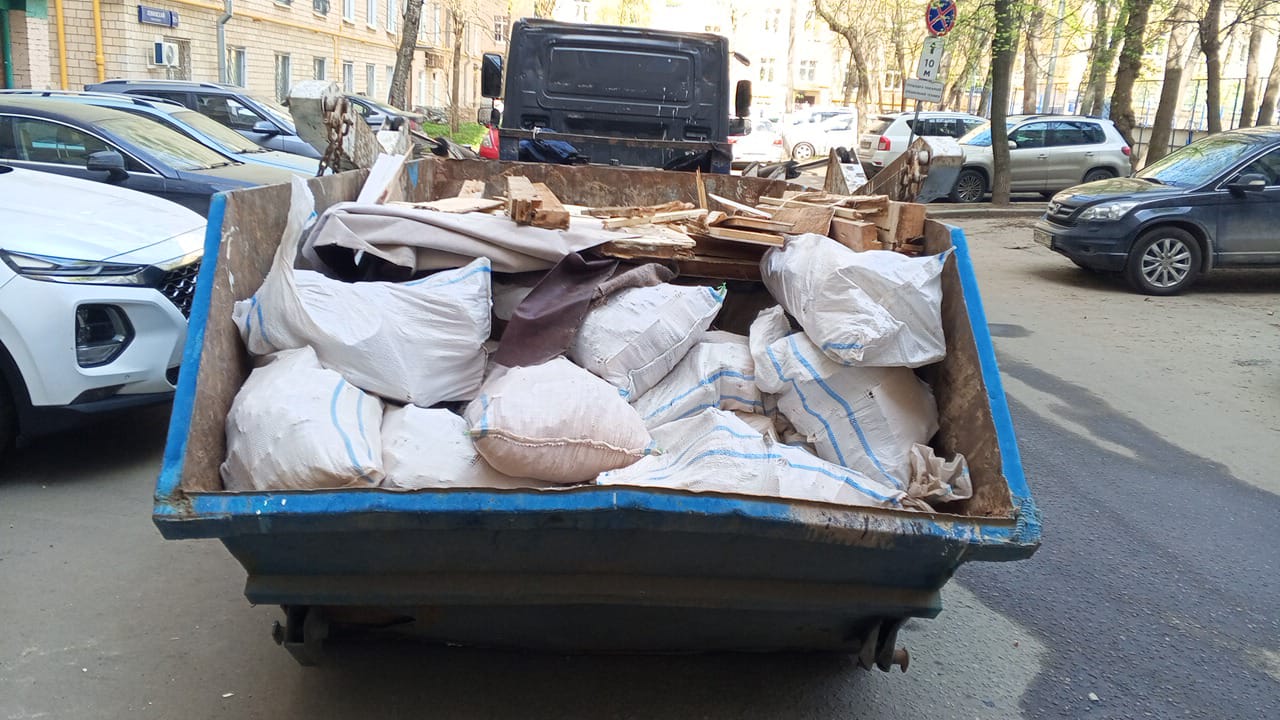 Вывоз мусора из магазина в Пыти-Яхах в октябре
