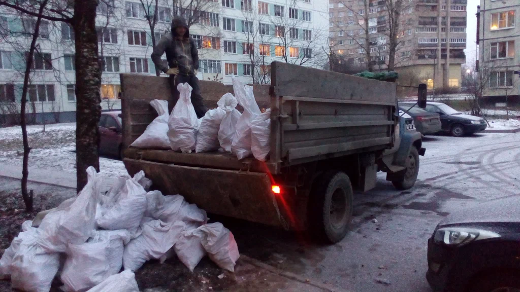 Вывоз мусора в мешках в Пыти-Яхах в октябре