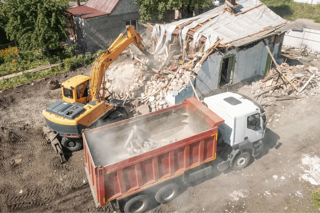 Вывоз мусора после сноса зданий с выездом в Пыти-Яхах в октябре
