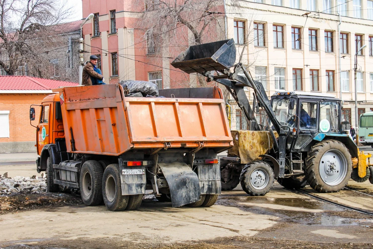 Вывоз мусора Камазом в Пыти-Яхах – аренда и заказ Камаза 10 тонн от 2391 руб. в ПроМусор