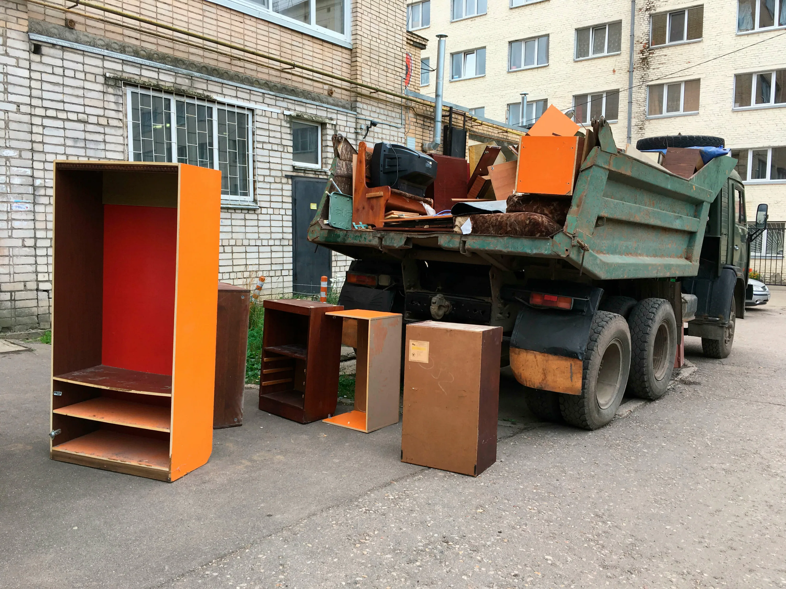Утилизация старой мебели с вывозом и разбором в Пыти-Яхах в октябре