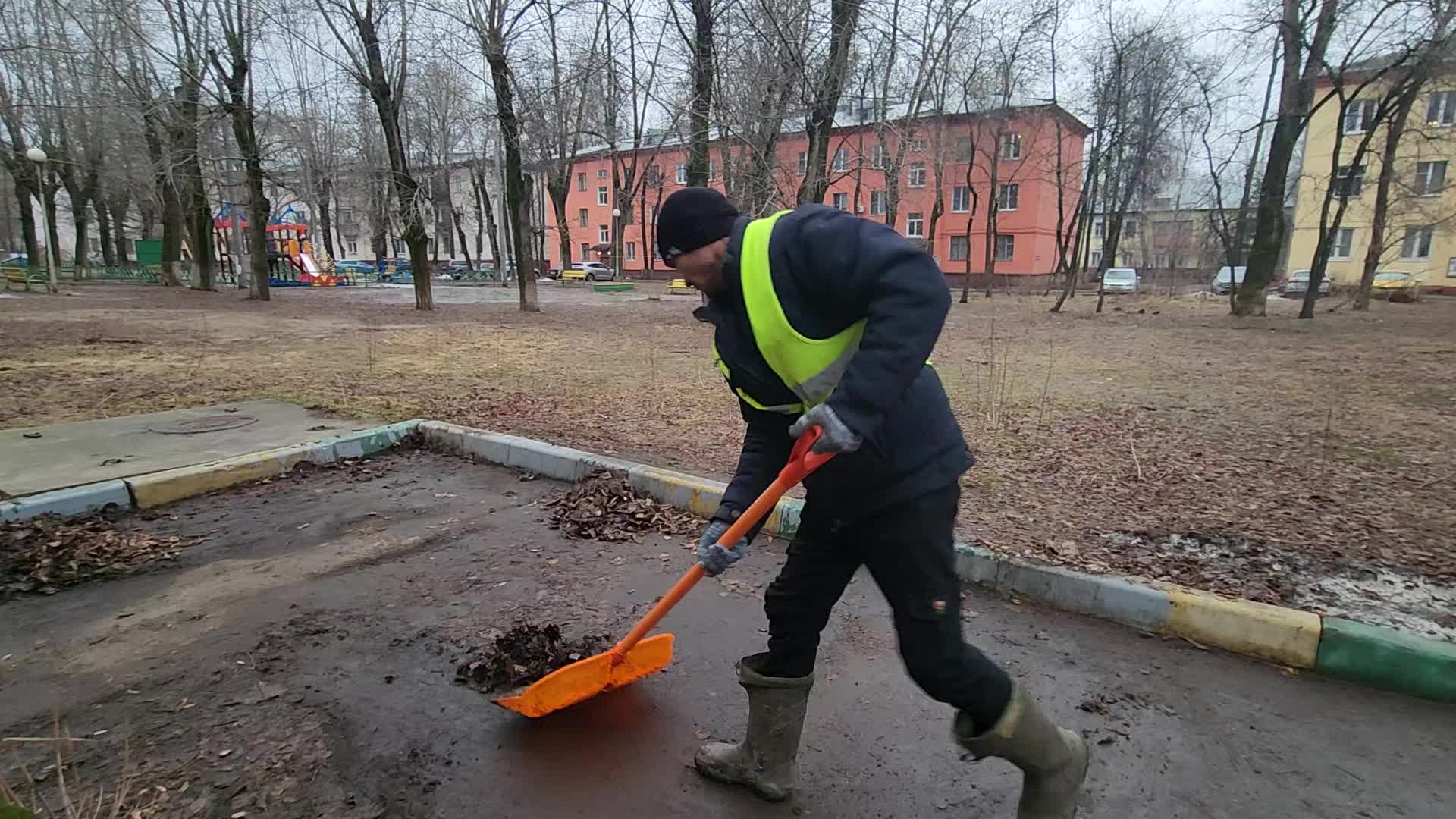 Уборка территорий в Пыти-Яхах в октябре