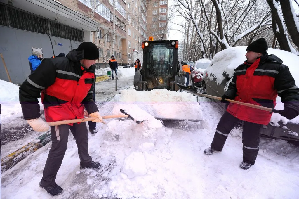 Очистка дворов от снега с гарантией результата в Пыти-Яхах в октябре
