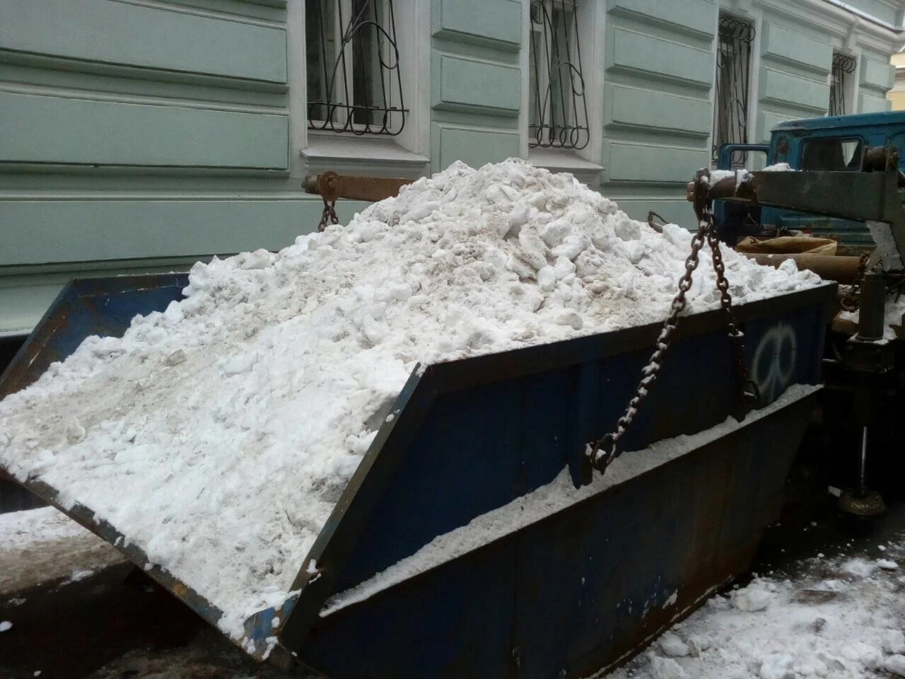 Вывоз снега контейнерами в Пыти-Яхах в октябре